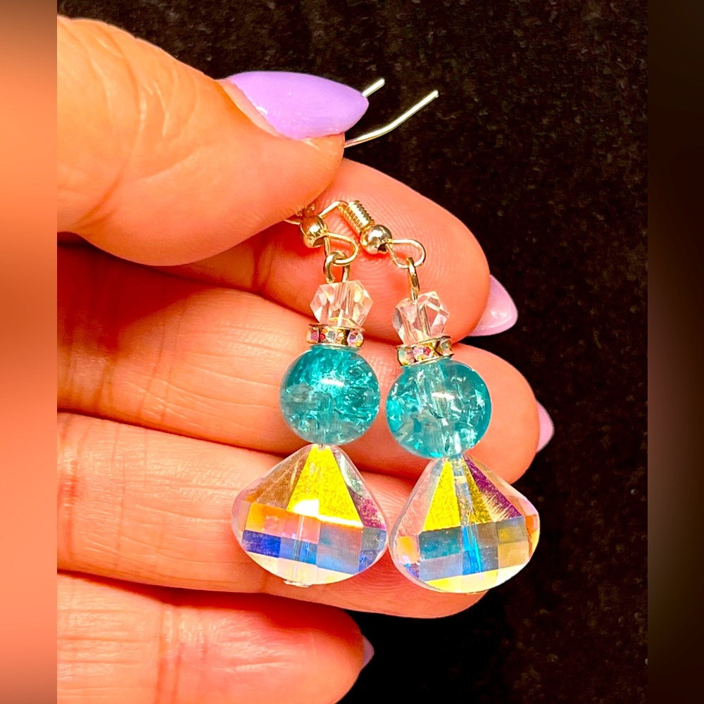 Pretty blue rock Crystal earrings-high shine Aurora Borealis